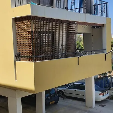 Stefaris 'sioukris Court' * לרנקה