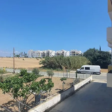 Stefaris 'sioukris Court' לרנקה