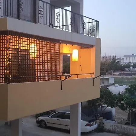 Stefaris 'sioukris Court' דירה