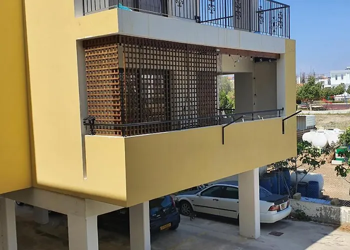 Stefaris 'sioukris Court' * Lárnaca